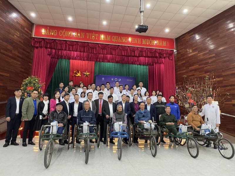 Prof. Dr. Tran Van Thuan and the delegation, representatives of FPT Long Chau presented gifts and New Year greetings to cadres, civil servants, workers, and wounded soldiers at Thuan Thanh War Invalids Nursing Center on the occasion of the Spring of At Ty 2025. Photo: Provided by the Organizing Committee