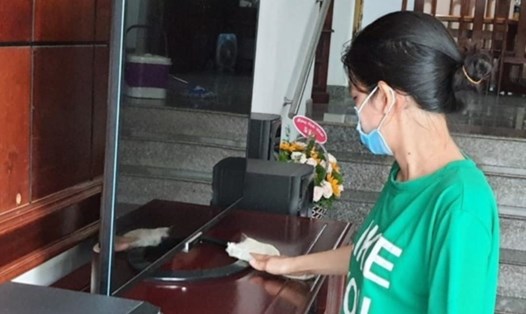 Với lao động xa quê, thuê trọ ở thành phố, bữa cơm tất niên chủ trọ tổ chức dịp cuối năm luôn khiến họ ấm lòng. Ảnh: Hương Nha
