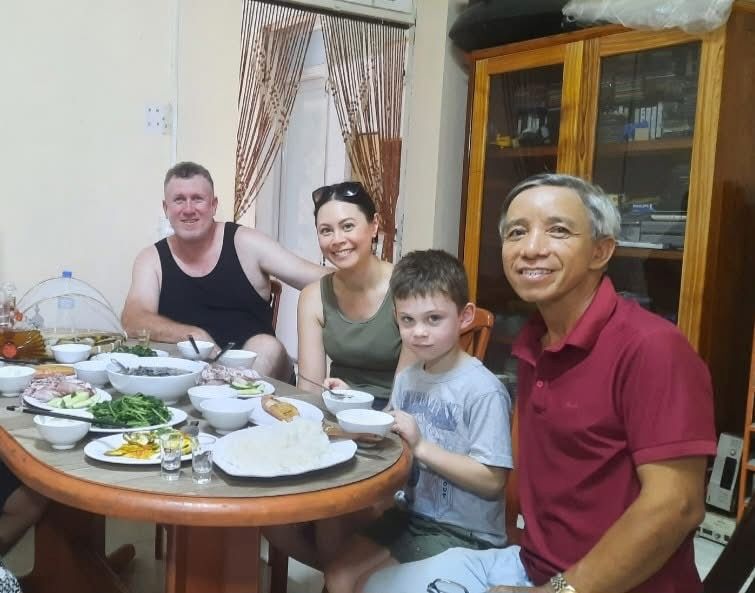 Nhieu du khach nuoc ngoai den tham quan nha trung bay cua ong Muoi. Anh: Tran Thi