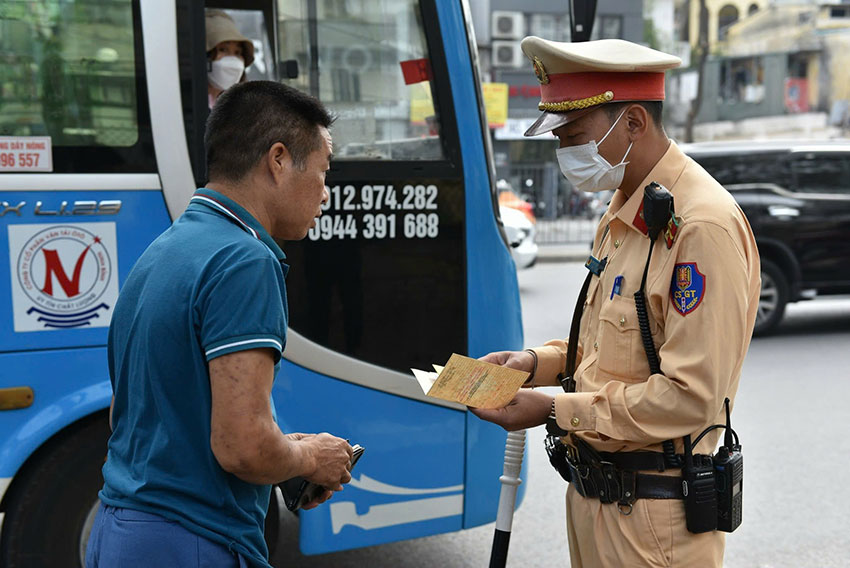 Theo Nghị định 168, một số hành vi vi phạm giao thông bị phạt nặng, mức tăng hàng chục triệu đồng. Ảnh: H.Tuân
