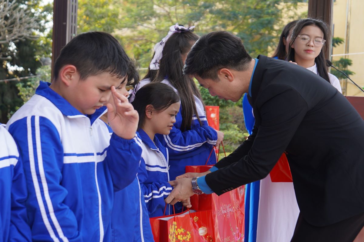 Leaders of the Hai Phong Education Trade Union give Tet gifts to students in special circumstances. Photo: Mai Dung