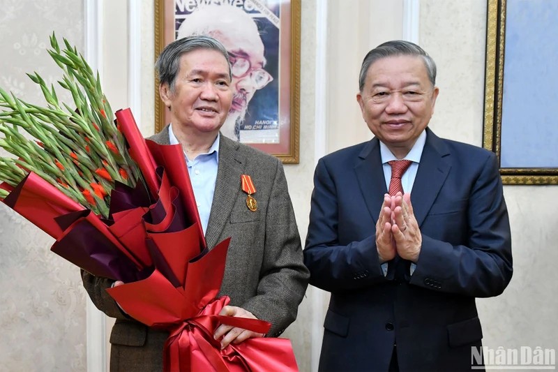 General Secretary To Lam presented the Ho Chi Minh Medal and flowers to congratulate Mr. Dinh The Huynh. Photo: Nhan Dan Newspaper