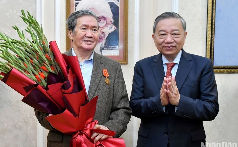 General Secretary To Lam presented the Ho Chi Minh Medal and flowers to congratulate Mr. Dinh The Huynh. Photo: Nhan Dan Newspaper
