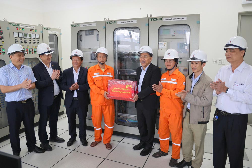 Deputy Minister of Industry and Trade Nguyen Hoang Long (4th from right) visited and encouraged the Mobile Operation Team of the 110kV Transmission Line and Substation Operation Management Team of EVNCPC to participate in the Tet holiday. Photo: Ngoc Thach