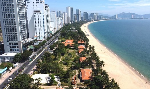 Đường bờ biển tại Nha Trang. Ảnh: Hữu Long