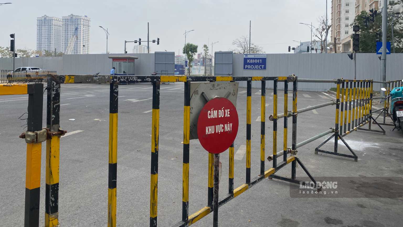 Barriers at an urban area in Hanoi. Photo: Reporter