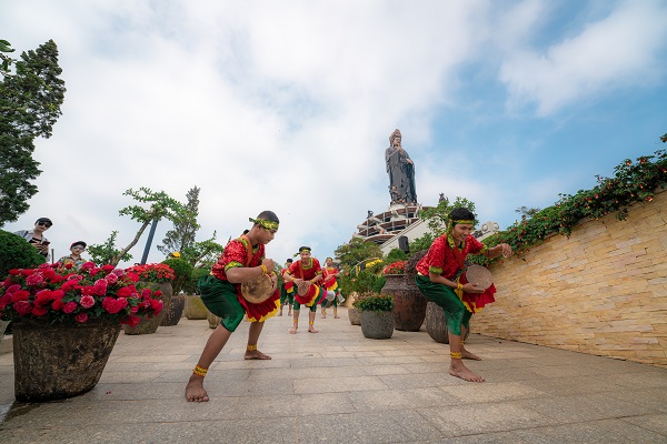 Mua trong Chhay dam trong Hoi xuan nui Ba. Anh: Sun World Ba Den Mountain