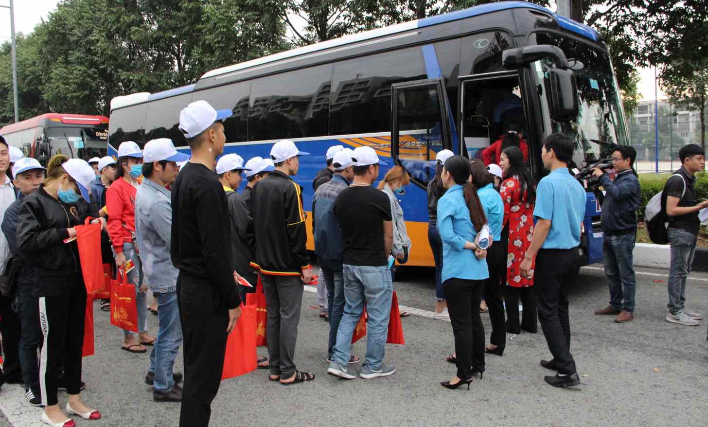 Many companies in Binh Duong will organize buses or buy bus tickets for workers to return home for Tet. Photo: Dinh Trong