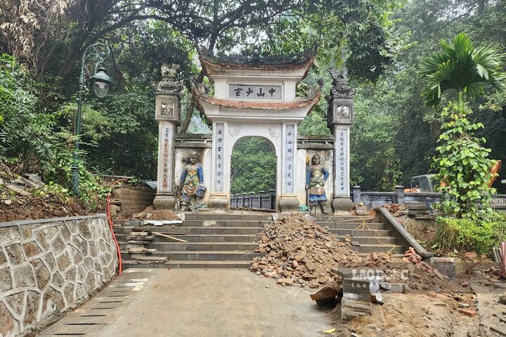 The area in front of Gieng Temple - Hung Temple historical relic site is being renovated and landscaped. Photo: To Cong.