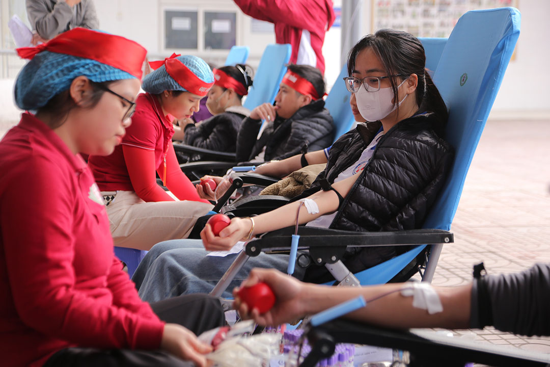 More than 1,500 Nghe An medical staff and employees participated in donating blood at the 10th "Pink Drops, White Blouse" Festival. Photo: Tu Thanh