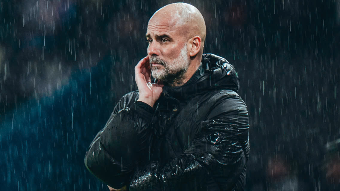 Pep Guardiola hieu duoc tinh canh kho khan cua Man City luc nay.  Anh: MC