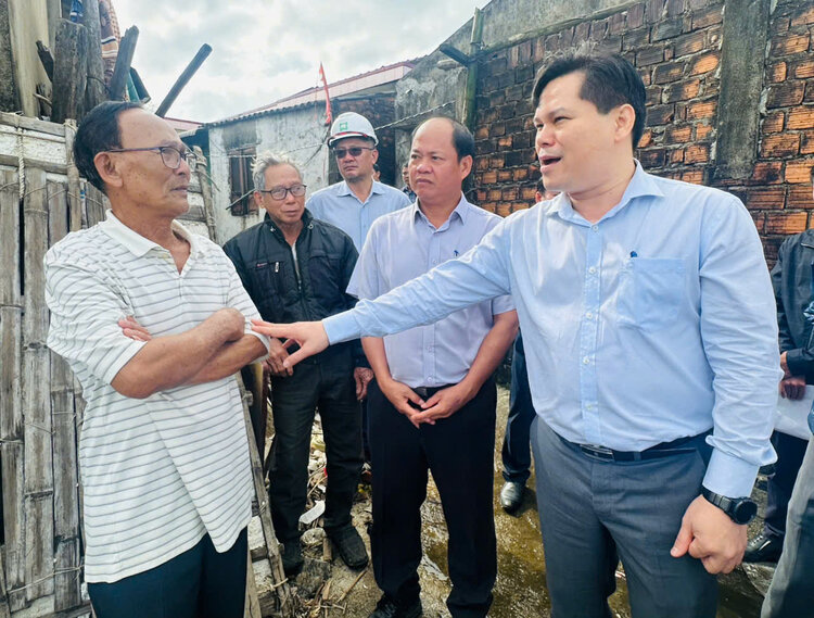 Mr. Tran Phuoc Hien - Vice Chairman of Quang Ngai Provincial People's Committee (far right) listens to the thoughts and aspirations of people in the landslide area. Photo: My Hoa.