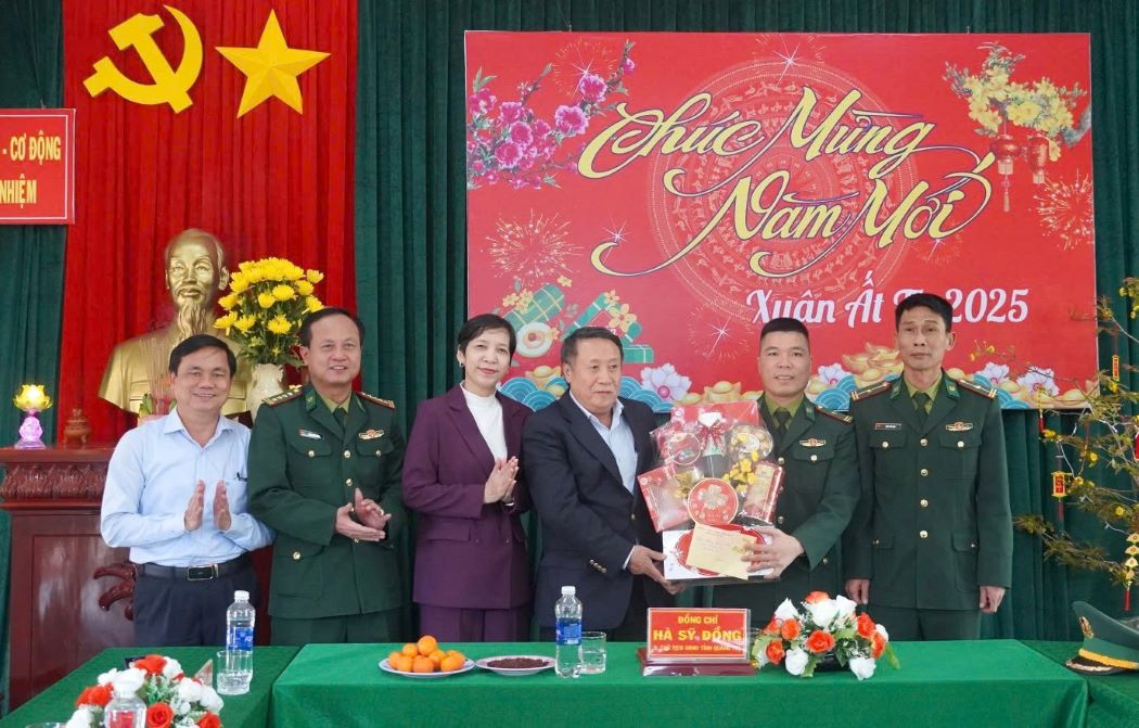 Ong Ha Sy Dong - quyen Chu tich UBND tinh Quang Tri tang qua cho don vi thuoc Bien phong Quang Tri. Anh: Tien Nhat