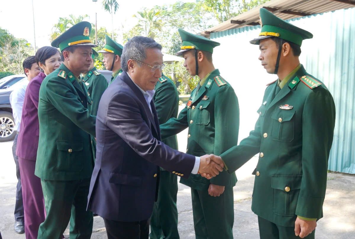 Leaders of the Quang Tri Provincial Border Steering Committee inspected and wished Happy New Year to units at the border. Photo: Tien Nhat