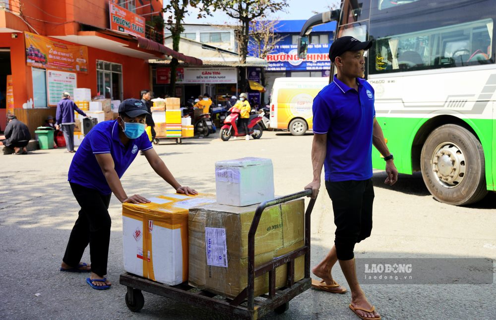 Cac chuyen xe vang khach, thua thot nguoi di khien ben xe tro nen diu hiu, khac han voi khong khi nhon nhip cua nhung mua Tet truoc.