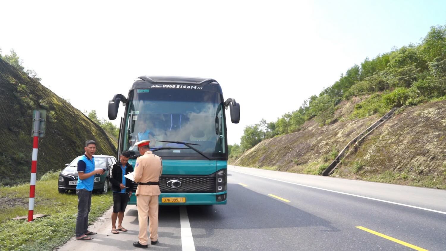 De bao dam an toan giao thong thong suot, phuc vu Nhan dan di lai an toan trong dip Tet Nguyen dan At Ty 2025 va cac ngay le hoi dau xuan 2025, Phong Canh sat giao thong Cong an TP Hue khuyen cao nguoi dan chap hanh nghiem chinh cac quy tac, quy dinh cua Luat Giao thong duong bo. Khong phong nhanh, vuot au; tuan thu quy dinh ve toc do, tranh vuot sai quy dinh, di dung phan duong, lan duong; tuyet doi khong su dung ruou, bia va cac chat kich thich khi dieu khien phuong tien. Dong thoi, nang cao y thuc tham gia giao thong de mua xuan den voi moi nguoi, moi nha.