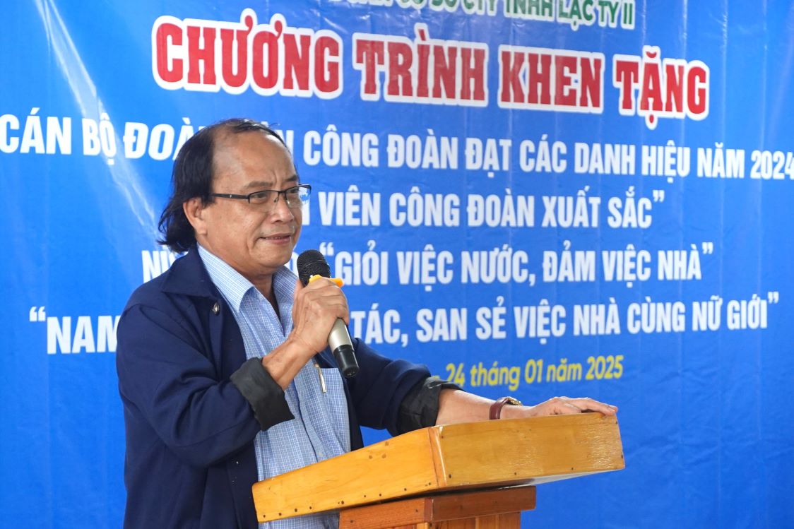 Chủ tịch Công đoàn các khu công nghiệp tỉnh Hậu Giang Võ Văn Hiền phát biểu chúc mừng tại chương trình. Ảnh: Tạ Quang