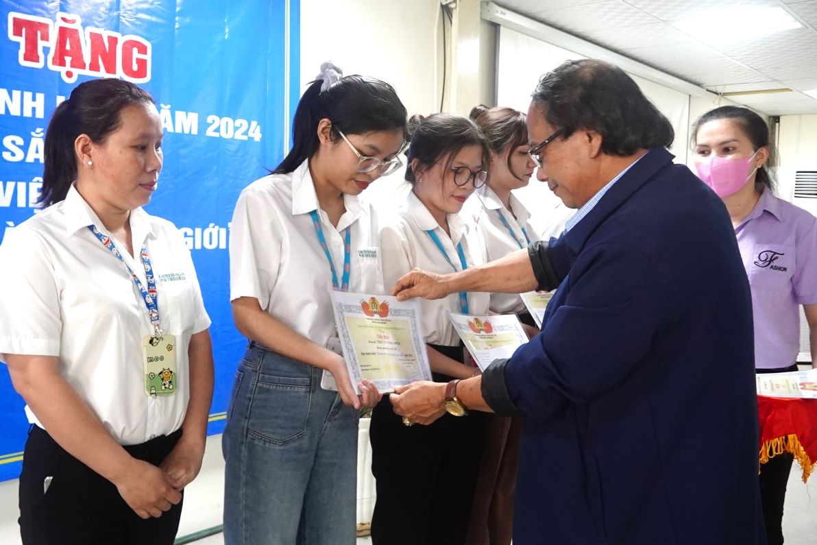 Chủ tịch Công đoàn các khu công nghiệp tỉnh Hậu Giang Võ Văn Hiền trao giấy khen cho cán bộ, đoàn viên công đoàn. Ảnh: Tạ Quang