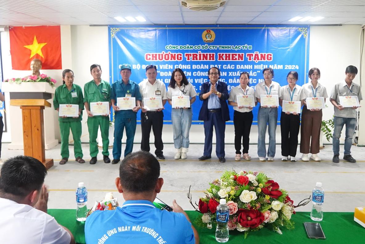 More than 1,600 people achieved the title of Excellent Communist Party in 2024. Photo: Ta Quang