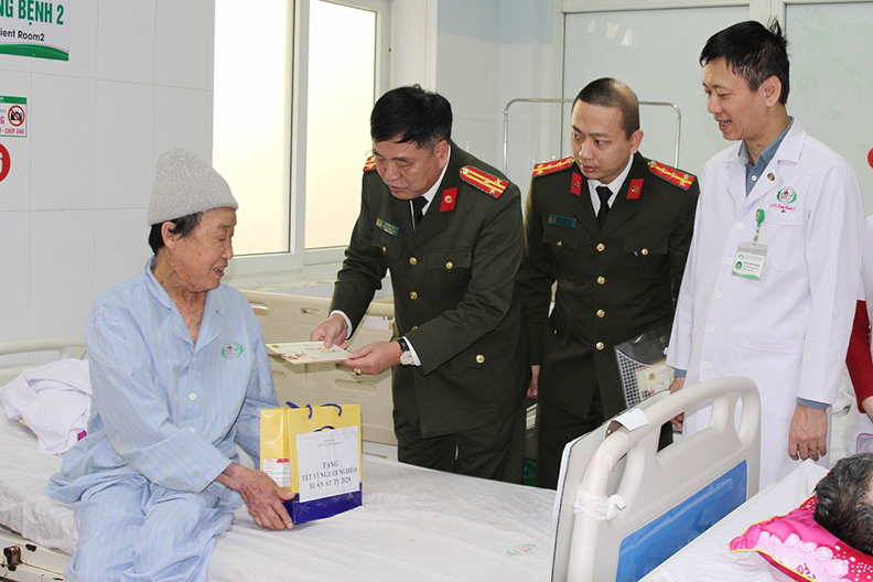 A delegation of Nghe An Provincial Police presented Tet gifts to patients being treated at Nghe An General Friendship Hospital. Photo: Nghe An Police