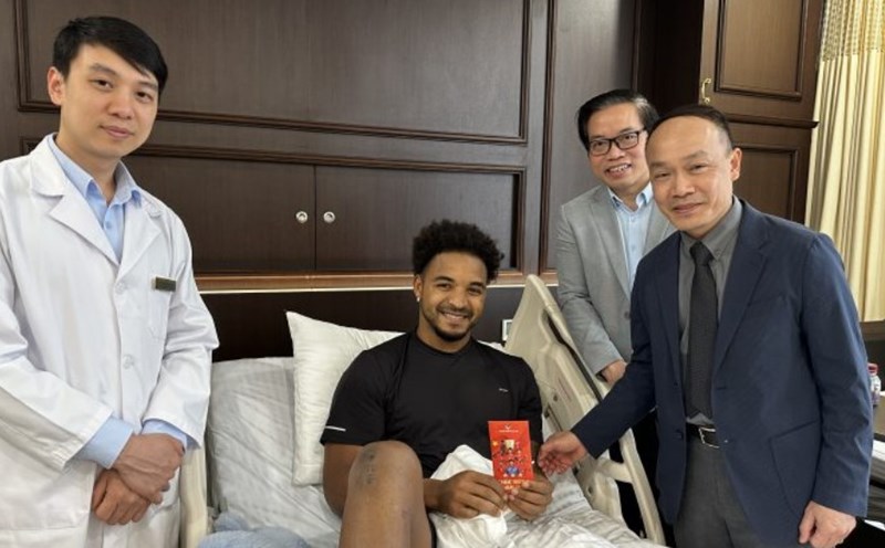 Mr. Nguyen Van Phu - General Secretary of VFF (far right) visited and encouraged Xuan Son at the hospital. Photo: VFF