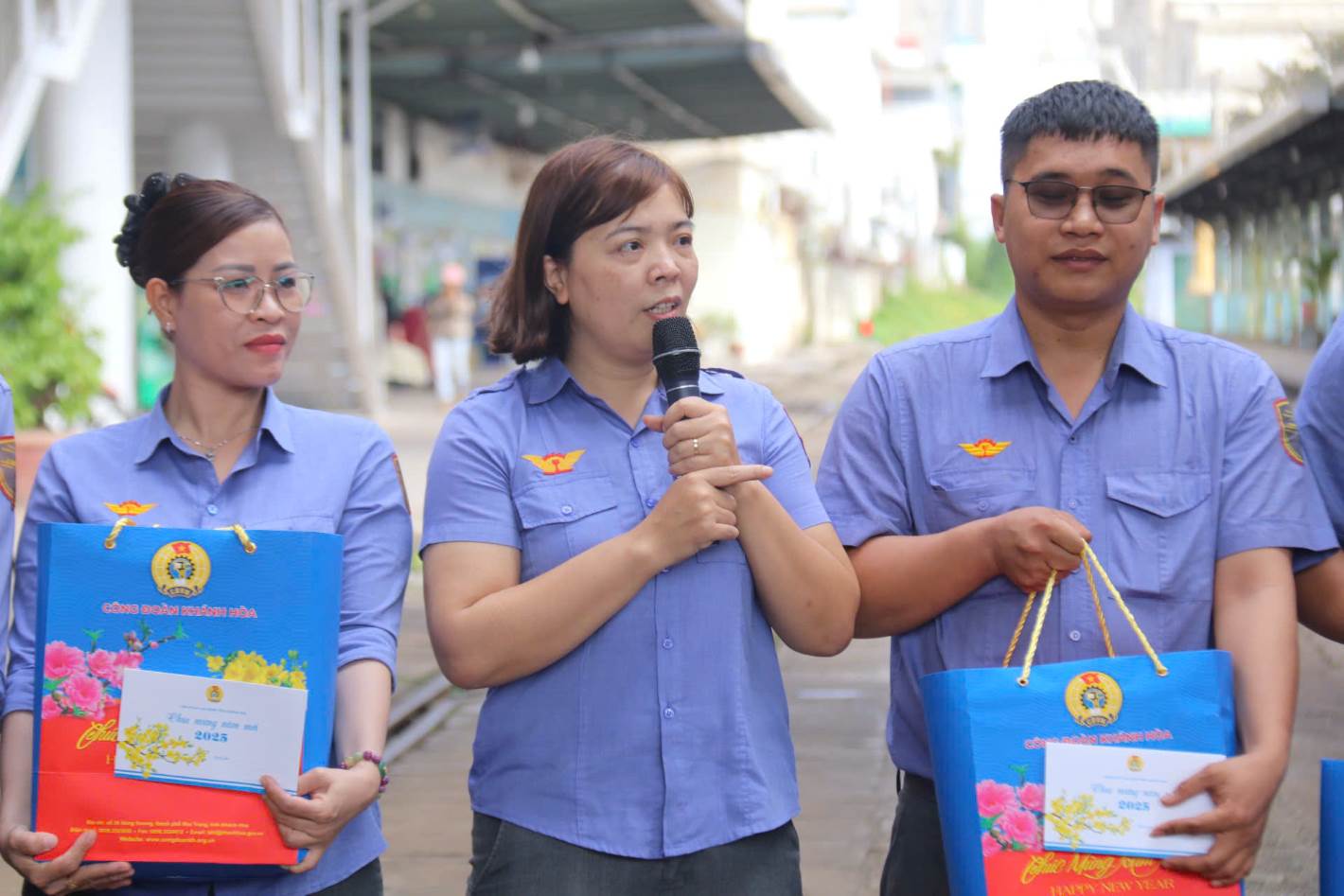 Chi Duyen cam on su quan tam cua cac cap Cong doan dong vien NLD buoc vao nhung ngay lam viec cao diem Tet. Anh: Phuong Linh