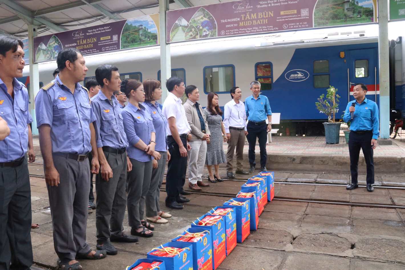Leaders of Khanh Hoa Provincial Labor Federation congratulate and give gifts to union members and workers in Nha Trang Station area. Photo: Phuong Linh