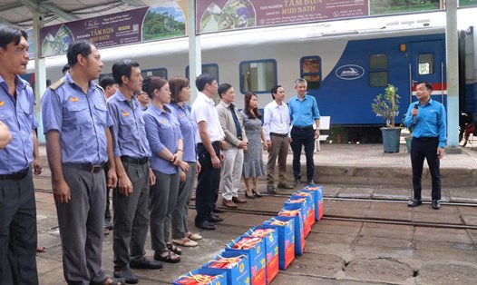 Lãnh đạo LĐLĐ tỉnh Khánh Hòa chúc Tết và tặng quà đoàn viên, NLĐ khu Ga Nha Trang. Ảnh: Phương Linh