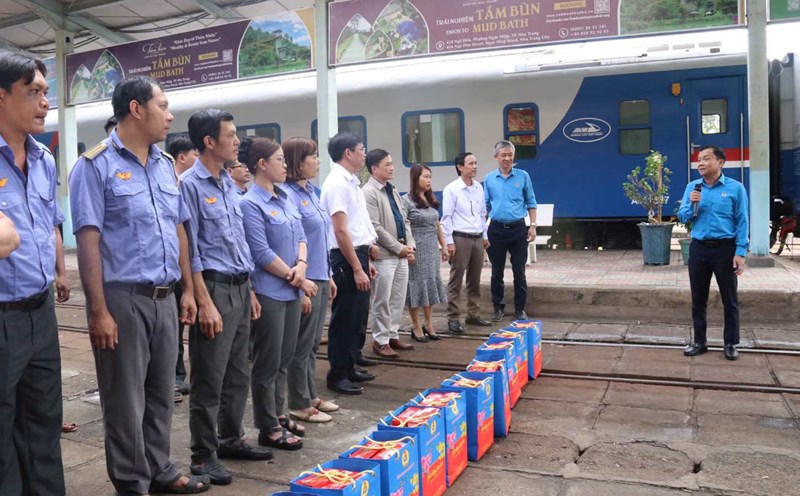 Leaders of Khanh Hoa Provincial Labor Federation congratulate and give gifts to union members and workers in Nha Trang Station area. Photo: Phuong Linh