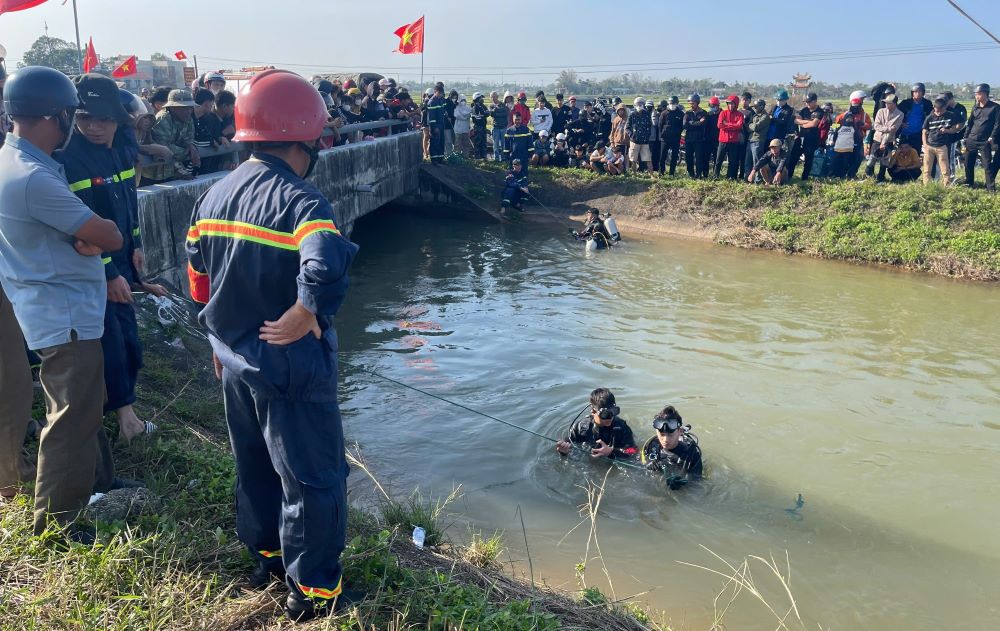 Rescuers search for a drowning man. Photo: Quang Tri Police