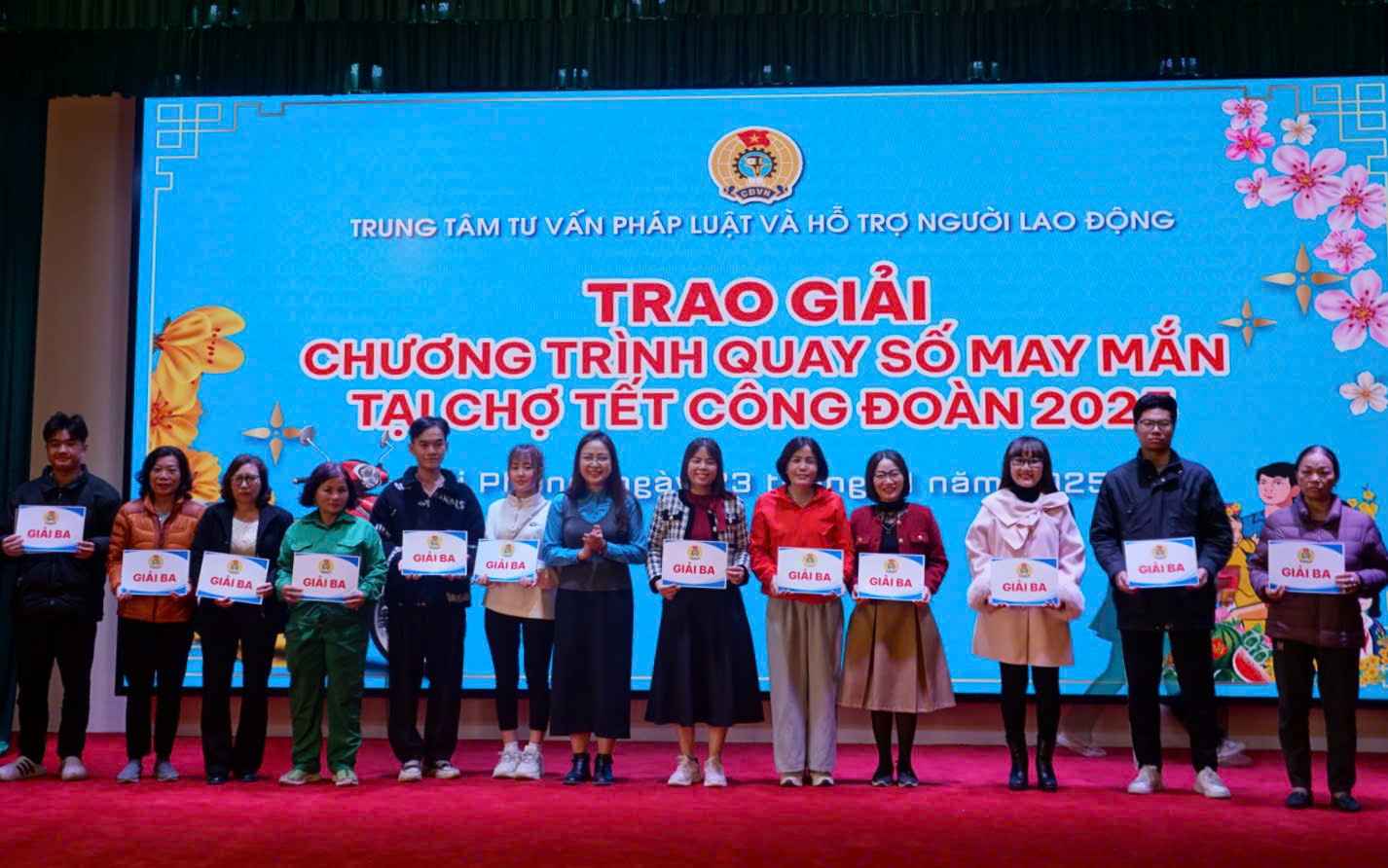 Hai Phong Center for Legal Advice and Labor Support awarded prizes to winning employees at the 2025 Trade Union Tet Market. Photo: Cong Hoa