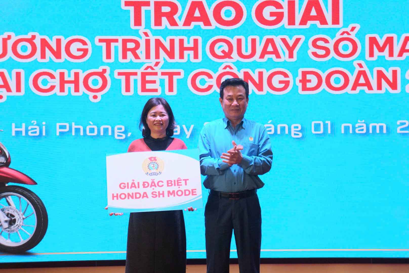 Chi Doan Thi Hanh, nguoi trung giai dac biet la 1 chiec xe may SH mode tri gia 70 trieu dong. Anh: Cong Hoa