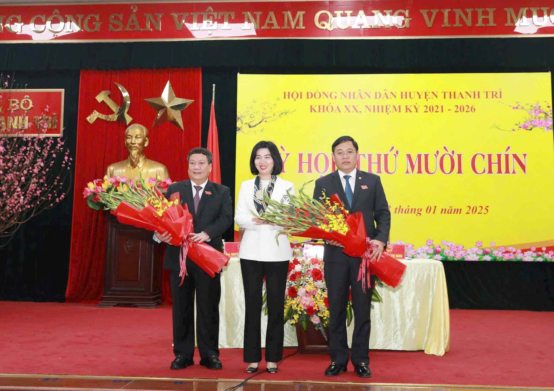Permanent Vice Chairwoman of Hanoi People's Council Phung Thi Hong Ha congratulated Mr. Nguyen Tien Cuong (far left) and Mr. Nguyen Sy Thanh (far right). Photo: Thanh Hong