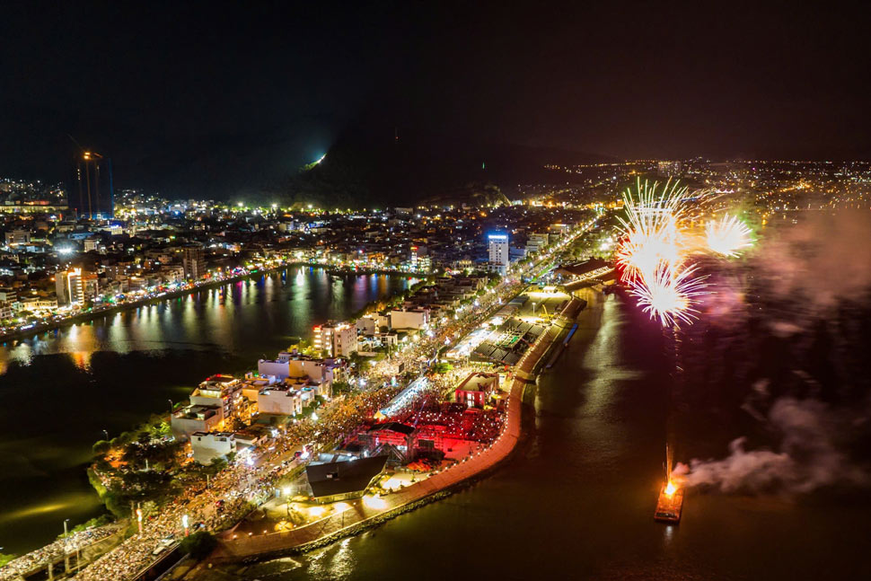 Binh Dinh will launch low-altitude fireworks at 0:00 on January 29, 2025 combined with a light show by Drone. Photo: Dung Nhan