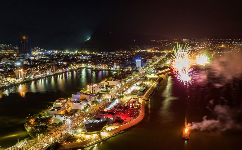 Binh Dinh will launch low-altitude fireworks at 0:00 on January 29, 2025 combined with a light show by Drone. Photo: Dung Nhan