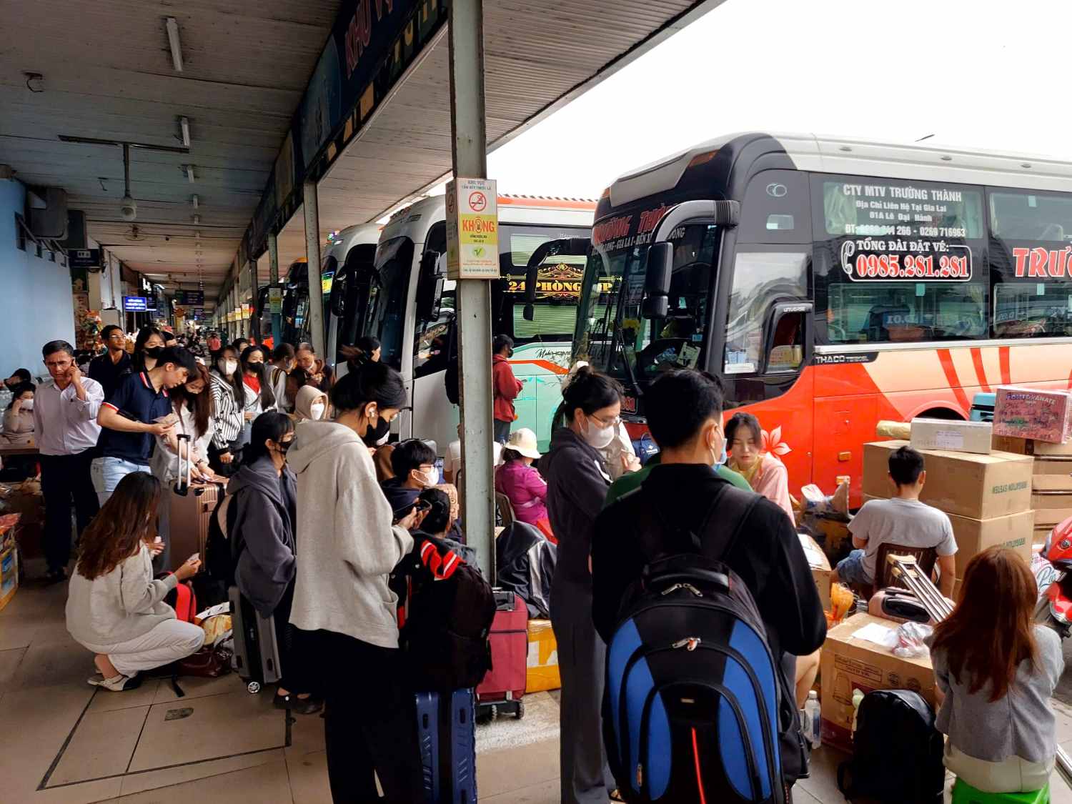 Passengers wait to board the bus at the old Mien Dong bus station (Binh Thanh district, HCMC). Photo: Minh Quan