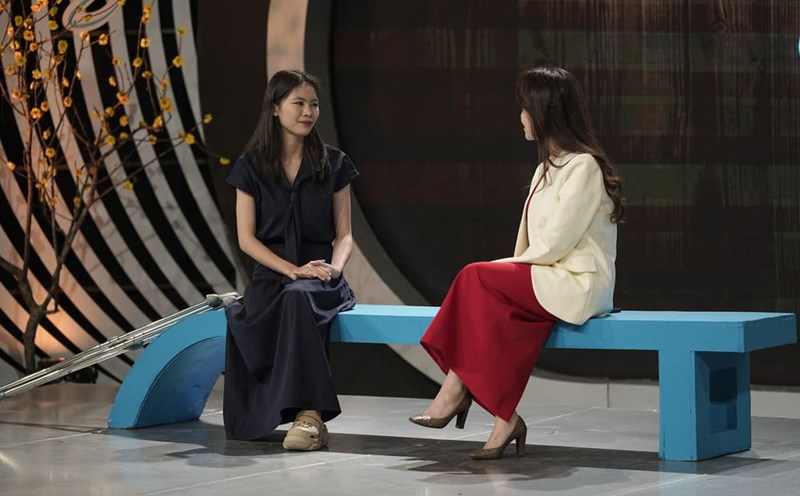 Le Thi An shares about her journey to defeat cancer at the program "Love Station". Photo: VTV