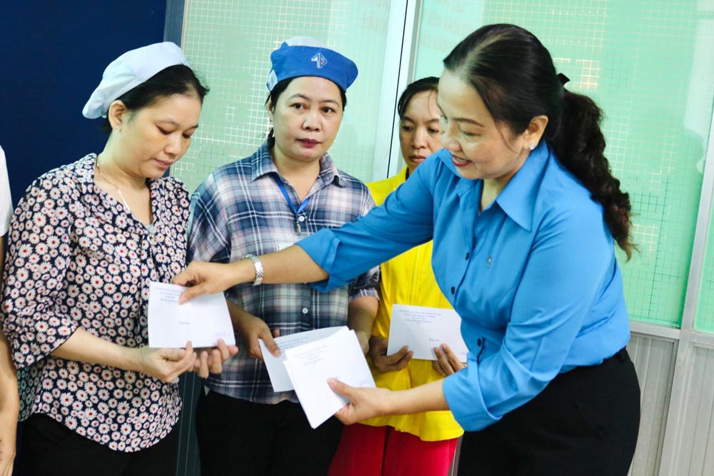 Permanent Vice President of Can Tho City Labor Federation Huynh Thi Hien presents Tet gifts to workers. Photo: My Ly