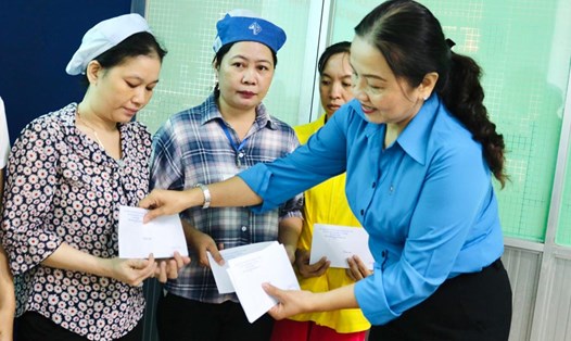 Phó Chủ tịch Thường trực LĐLĐ TP Cần Thơ Huỳnh Thị Hiền trao quà Tết cho công nhân lao động. Ảnh: Mỹ Ly
