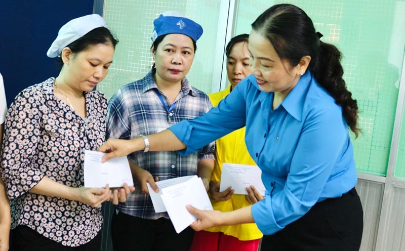 Permanent Vice President of Can Tho City Labor Federation Huynh Thi Hien presents Tet gifts to workers. Photo: My Ly