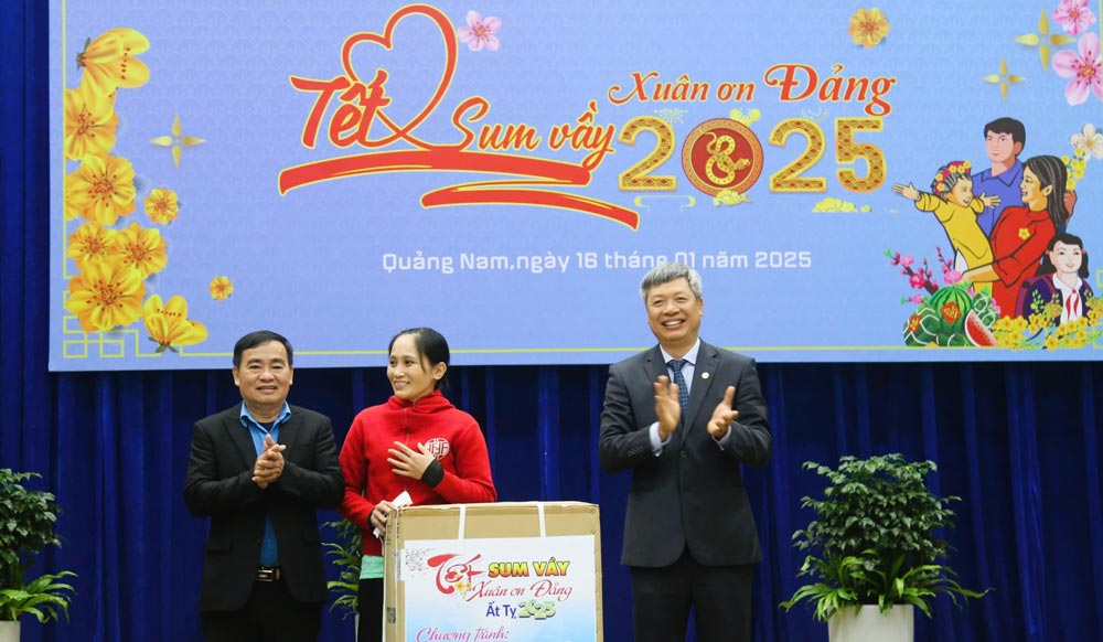 Female worker Nguyen Thi Su was moved when she received her dream washing machine from the lucky draw program of Quang Nam Trade Union. Photo: Hoang Bin