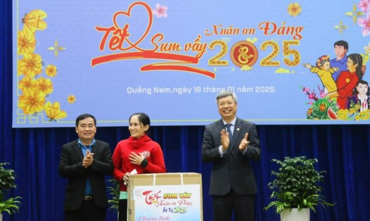 Nữ công nhân Nguyễn Thị Sự xúc động khi nhận được chiếc máy giặt mơ ước từ chương trình bốc thăm may mắn của Công đoàn Quảng Nam. Ảnh: Hoàng Bin