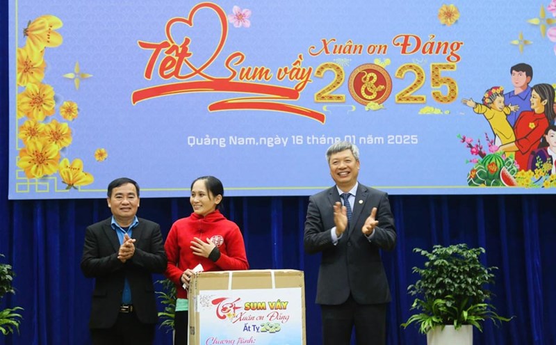 Female worker Nguyen Thi Su was moved when she received her dream washing machine from the lucky draw program of Quang Nam Trade Union. Photo: Hoang Bin