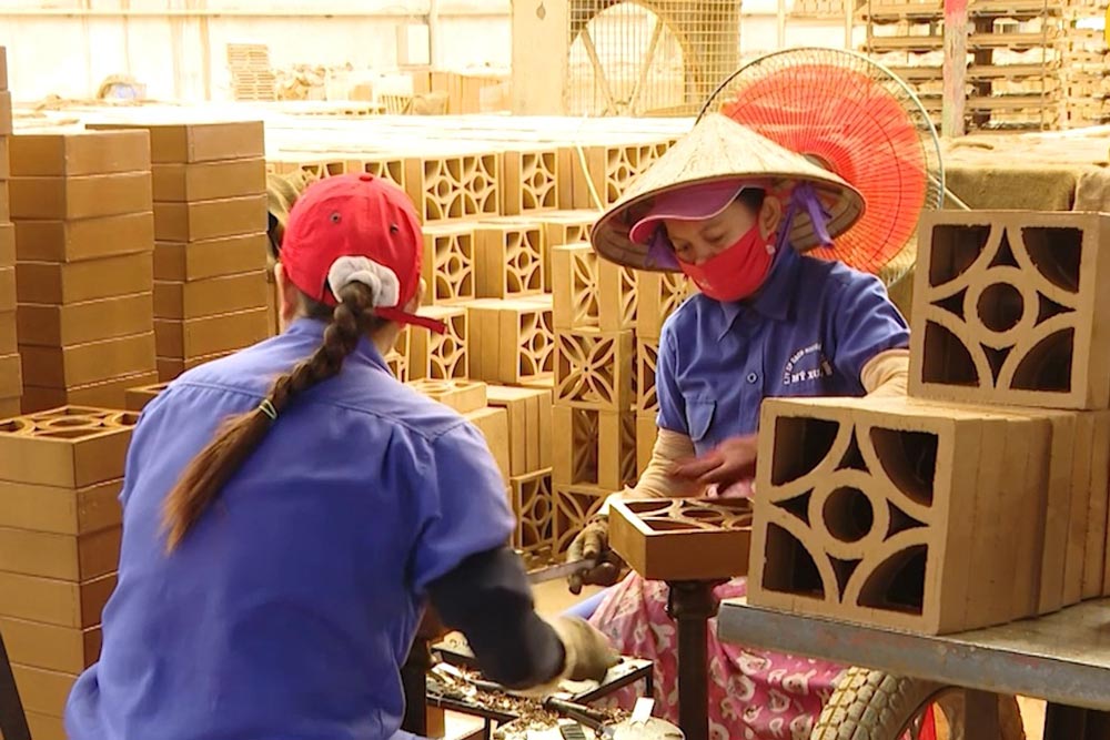 Workers at My Xuan Brick and Tile Factory during working hours. Photo: Thanh An