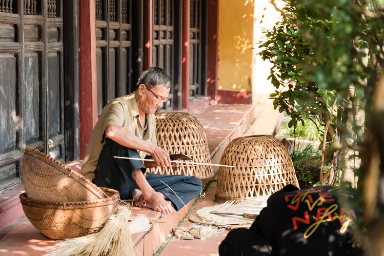 Behind-the-scenes photos of the "Vietnamese Features" project at a craft village in Nam Dinh. Photo: Producer