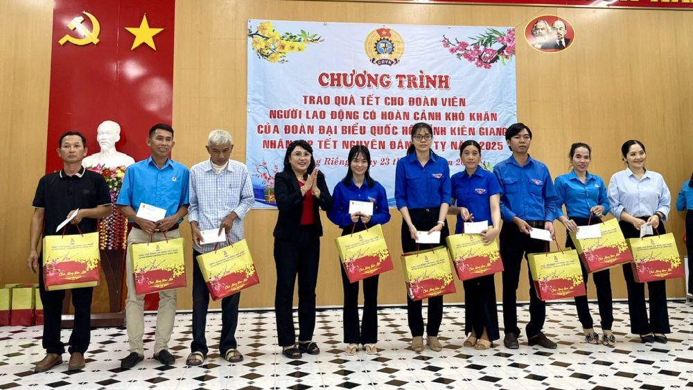 Ms. Nguyen Thi Kim Be gives Tet gifts to union members and workers. Photo: Giong Rieng District Labor Federation