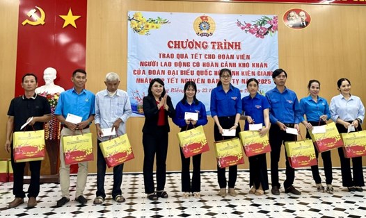 Bà Nguyễn Thị Kim Bé tặng quà Tết cho đoàn viên, NLĐ. Ảnh: LĐLĐ huyện Giồng Riềng