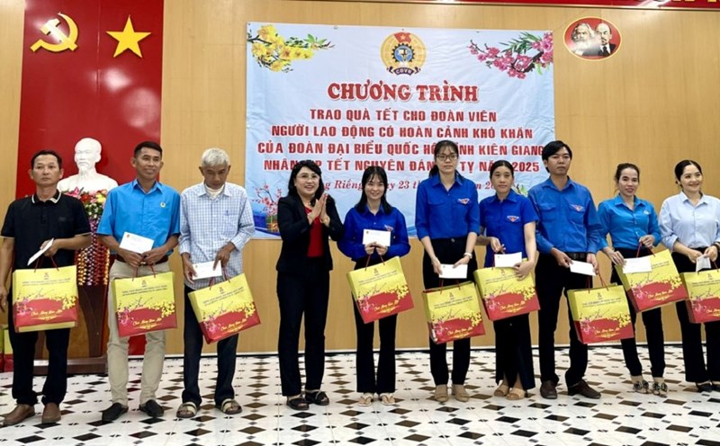 Ms. Nguyen Thi Kim Be gives Tet gifts to union members and workers. Photo: Giong Rieng District Labor Federation
