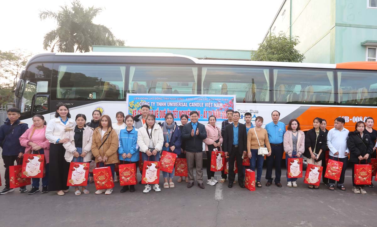 Workers of Universal Candle Company Limited (Hoa Xa Industrial Park, Nam Dinh City) are supported with buses to return home for Tet. Photo: Ha Vi