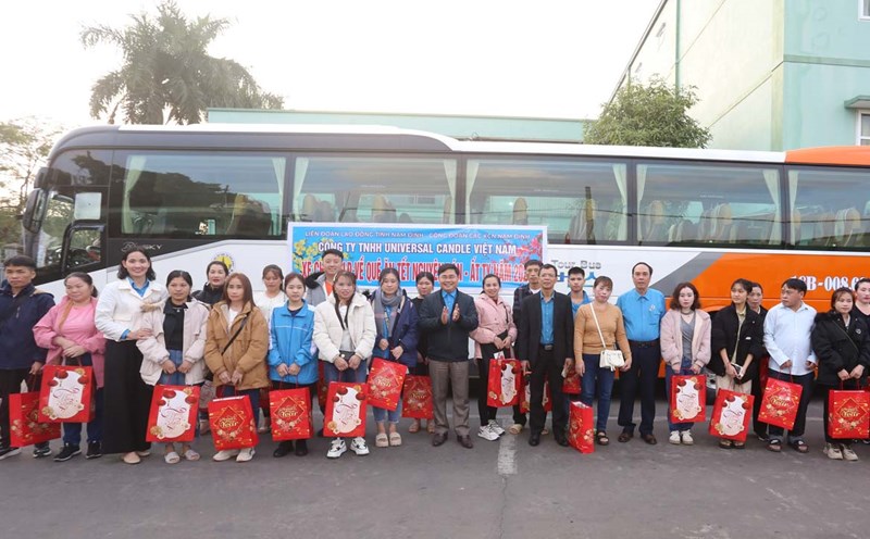 Workers of Universal Candle Company Limited (Hoa Xa Industrial Park, Nam Dinh City) are supported with buses to return home for Tet. Photo: Ha Vi
